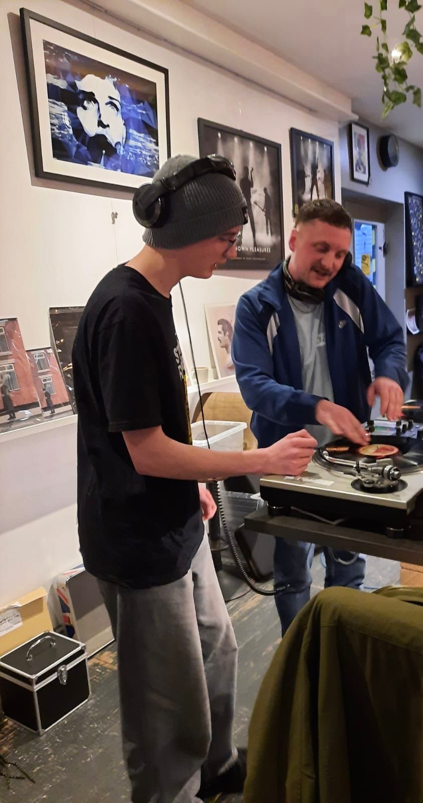Participant learning on turntables